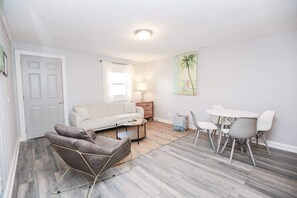 TV, offices - Sojourns Spit 2 BR  Beach Shack 1278WOV#2 (Norfolk)