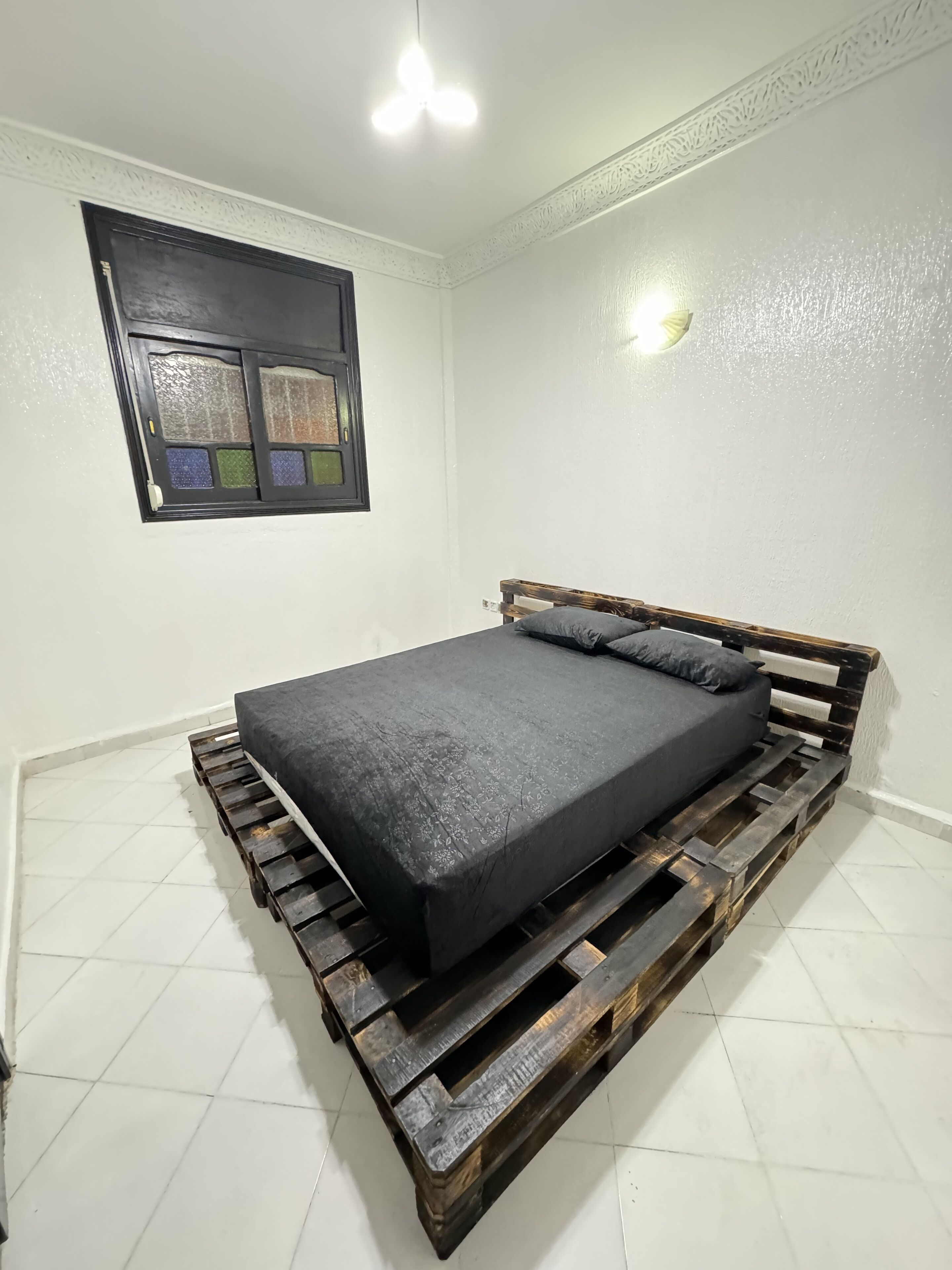 3 habitaciones, tabla de planchar con plancha, wifi y ropa de cama 