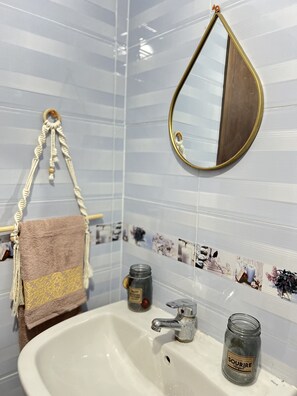 Shower, hair dryer, bidet, towels