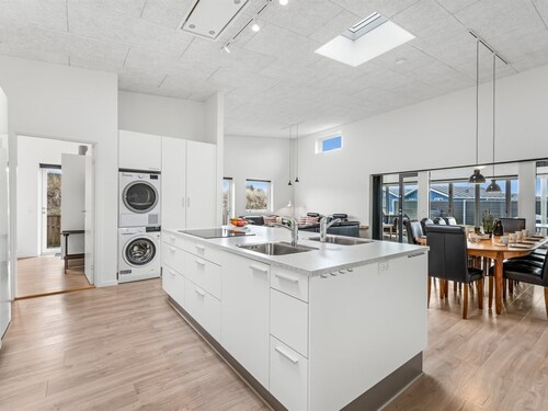 "Clarabelle" - 1.2km from the sea by Interhome