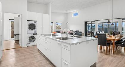 "Clarabelle" - 1.2km from the sea by Interhome