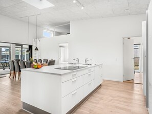Een koelkast, een magnetron, een oven, een vaatwasser