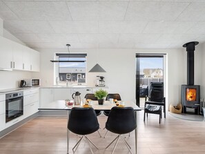 Kylskåp, mikrovågsugn, ugn och diskmaskin