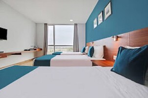 Escritorio, wifi gratis y ropa de cama 