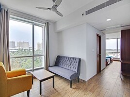 Escritorio, wifi gratis y ropa de cama 