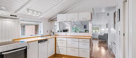 Een koelkast, een magnetron, een oven, een vaatwasser