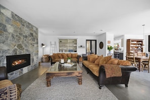 Smart TV, chimenea, reproductor de DVD y tenis de mesa 