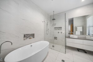 Dusche, Haartrockner, Handtücher, Seife