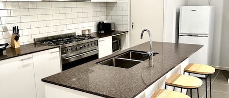 Frigorifero, microonde, forno, piano cottura