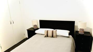 4 soveværelser, pengeskab på værelset, skrivebord, strygejern/strygebræt