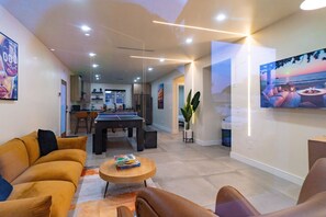 Living area - Stunning LA Dreams Bungalow between DTLA and Disney (Commerce)