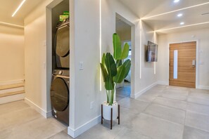 Interior - Stunning LA Dreams Bungalow between DTLA and Disney (Commerce)