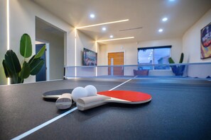 Games room - Stunning LA Dreams Bungalow between DTLA and Disney (Commerce)