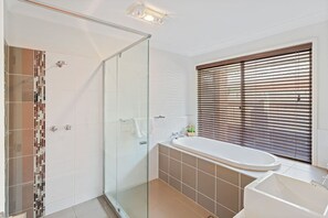 Haartrockner, Handtücher, Seife, Shampoo