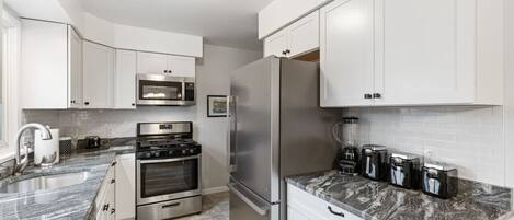 Refrigerador, microondas, horno, placa de cocina