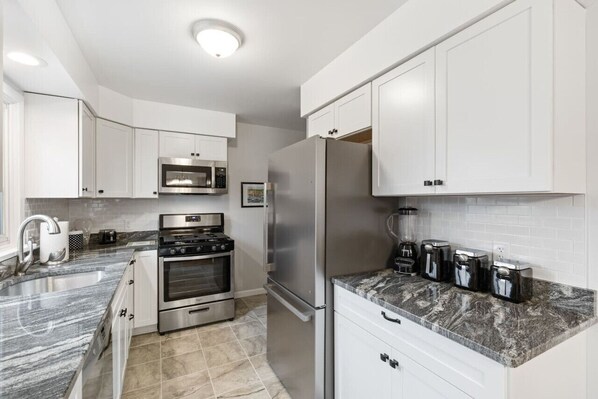 Frigorifero, microonde, forno, piano cottura