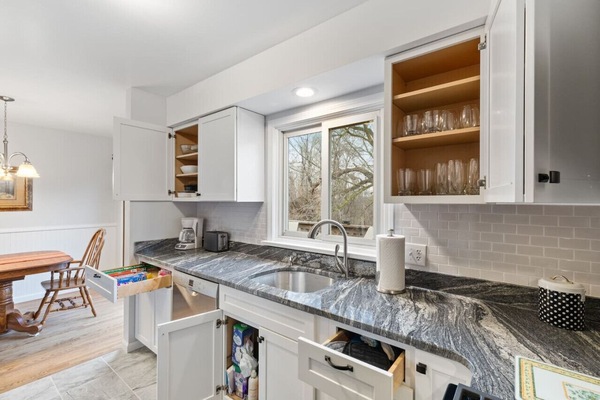 Kitchen fully equipped with basic cooking essentials!