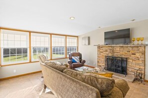 Televisión, chimenea, oficina