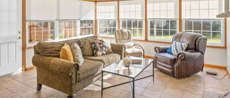 TV, peis og kontorer