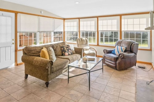 Suburban Family Friendly 4 BR!