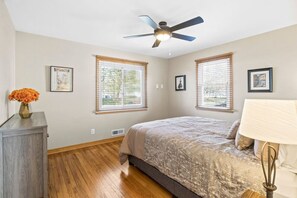 3 habitaciones, escritorio, tabla de planchar con plancha y wifi gratis