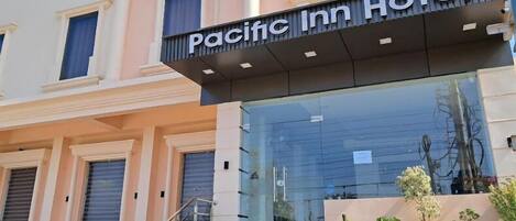 Vista frontal de la propiedad