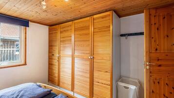 3 bedrooms, iron/ironing board, free WiFi