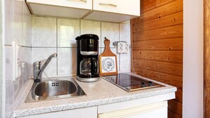 Kaffetrakter/tekoker, kjøleskap, kokeplater og vannkoker