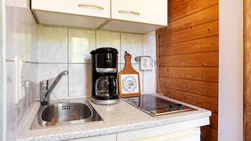 Kühlschrank, Herdplatte, Wasserkocher mit Kaffee-/Teezubehör