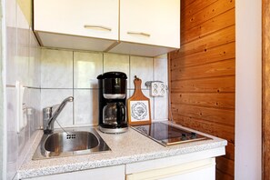 Fridge, stovetop, coffee/tea maker, electric kettle