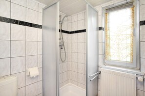 Douche, sèche-cheveux, serviettes fournies