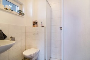 Shower, free toiletries, hair dryer, towels - Apartment 'Ferienwohnung Inzigkofen Donautal' (Inzigkofen)
