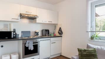 Jääkaappi, mikroaaltouuni, uuni, liesi