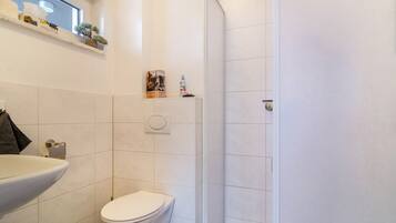 Douche, articles de toilette gratuits, sĂšche-cheveux