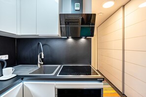 Réfrigérateur, micro-ondes, four, plaque de cuisson