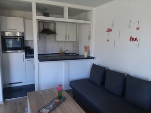 Fridge, oven, stovetop, coffee/tea maker - Apartment 'Am Dorfweiher' with Private Terrace, Private Garden and Wi-Fi (Tettnang)