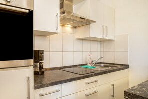 Fridge, oven, stovetop, coffee/tea maker