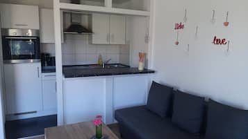 Kühlschrank, Ofen, Herdplatte, Wasserkocher mit Kaffee-/Teezubehör