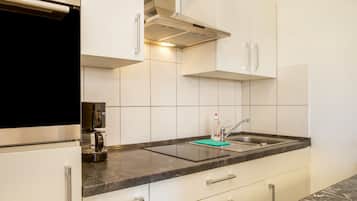 Refrigerador, horno, parrilla de estufa y cafetera y tetera