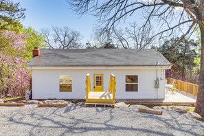 Children’s area - Arkansas Cabin w/ Deck < 1 Mi to Norfork Lake (Henderson)