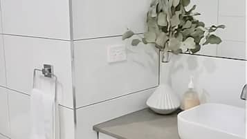 Regadera, secadora de cabello, toallas, jabón