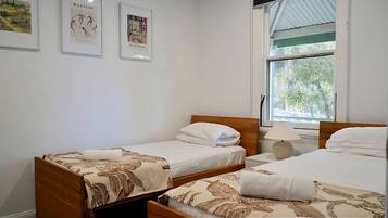 4 bedrooms, iron/ironing board, WiFi, bed sheets