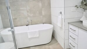 Regadera, secadora de cabello, toallas, jabón 