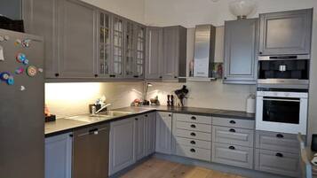 Kjøleskap, mikrobølgeovn, kokeplater og oppvaskmaskin