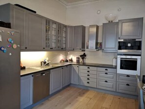 Kühlschrank, Mikrowelle, Herdplatte, Geschirrspüler