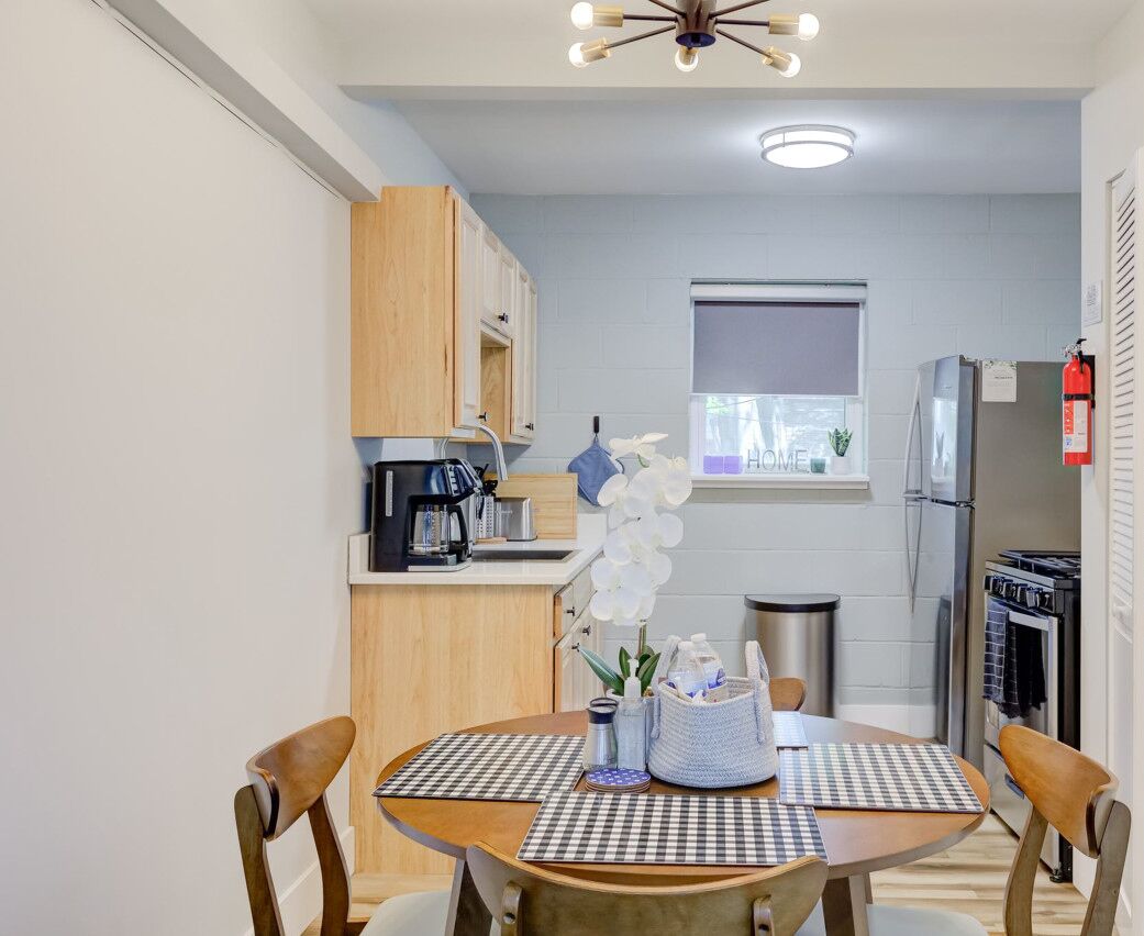 冷蔵庫、電子レンジ、オーブン、コンロ