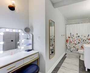 Sèche-cheveux, serviettes fournies