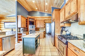 Fridge, microwave, oven, stovetop - Private Hot Tub: Spacious Summit County Ski House (Frisco)