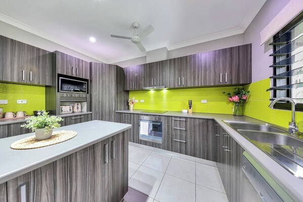 Réfrigérateur, micro-ondes, four, plaque de cuisson