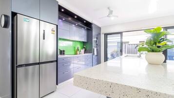 Refrigerador, microondas, horno, placa de cocina